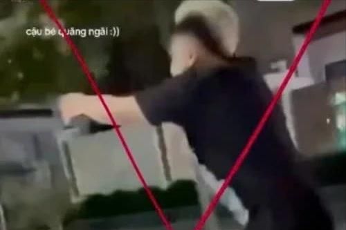 Buông hai tay lái xe máy quay video đăng Facebook để 'thể hiện với bạn bè'