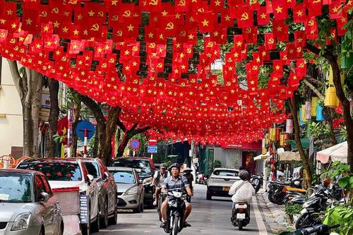 'Sắc đỏ Ba Đình' - 28 nghìn lá cờ Tổ quốc trên tuyến phố dài 800m