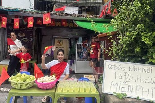 Người phụ nữ phát trứng, hoa quả, nước miễn phí cho người xem diễu binh: 'Tôi sẽ làm nhiều thêm gấp 3 lần nữa'