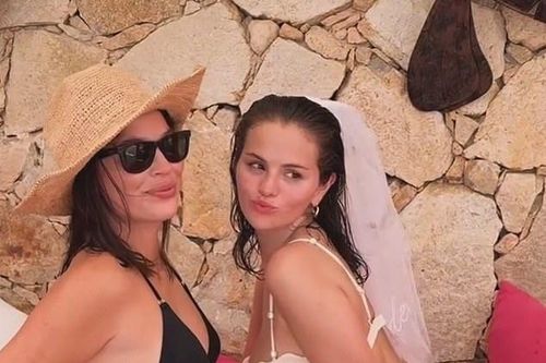 Nicola Peltz bị Selena Gomez 'cạch mặt'?