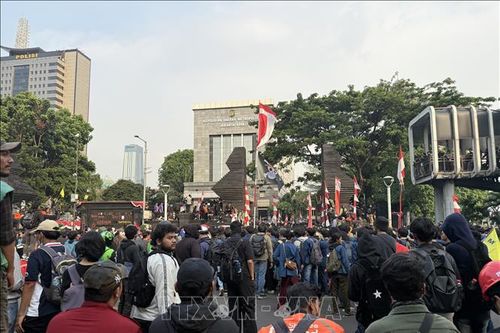 Indonesia: Người biểu tình đốt trụ sở hội đồng thành phố Makassar gây nhiều thương vong
