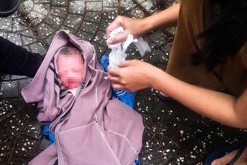 Tìm thân nhân bé sơ sinh bị bỏ rơi ven đường ở Vĩnh Hòa