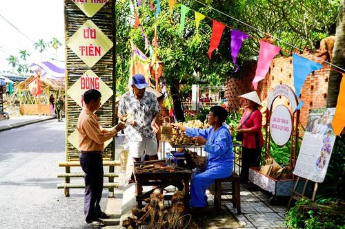 Làng gốm Thanh Hà rộn ràng khai hội
