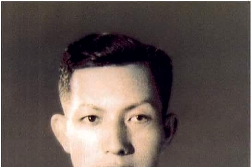 Người kéo cờ đỏ sao vàng trên kỳ đài Huế