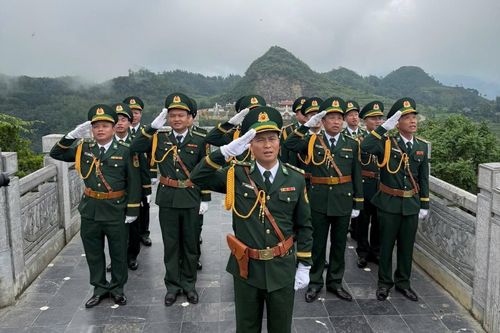 Lễ thượng cờ trên đỉnh núi Rồng-Khơi dậy niềm tự hào dân tộc và tình yêu Tổ quốc
