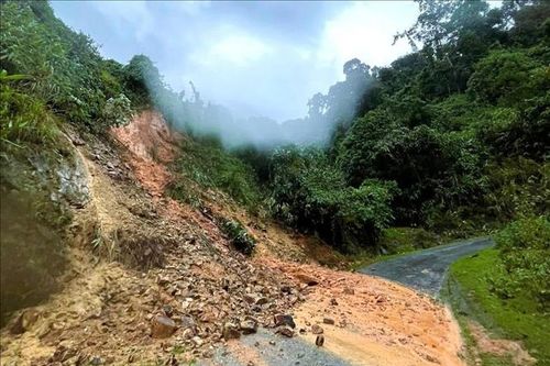 Mưa lớn gây sạt lở, ách tắc trên nhiều tuyến đường miền núi phía Tây tỉnh Nghệ An