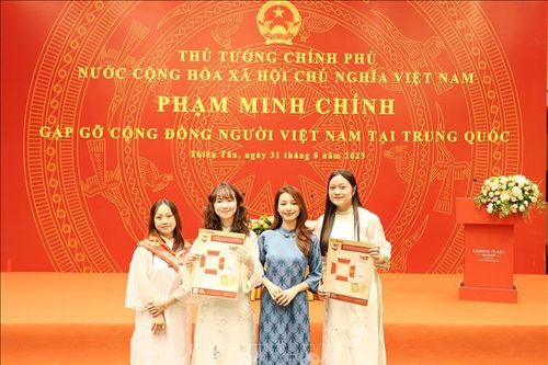 Lưu học sinh Việt Nam tại Trung Quốc hào hứng với mô hình 3D 'Bác Hồ đọc Tuyên ngôn Độc lập' của TTXVN