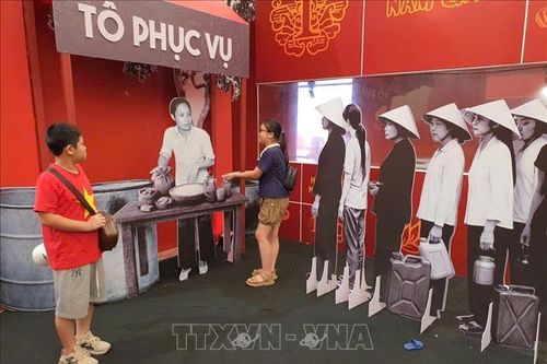 Triển lãm thành tựu đất nước: Nhiều người thích thú hình ảnh thời bao cấp, đồ xưa cũ