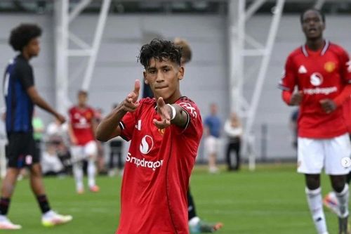 Cầu thủ có số áo to nhất của MU lập hat-trick trong 22 phút