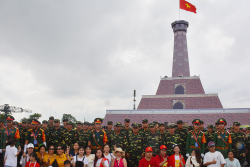Khu trưng bày ngoài trời của Bộ Quốc phòng Việt Nam gây ấn tượng với đoàn Quân đội nhân dân Lào