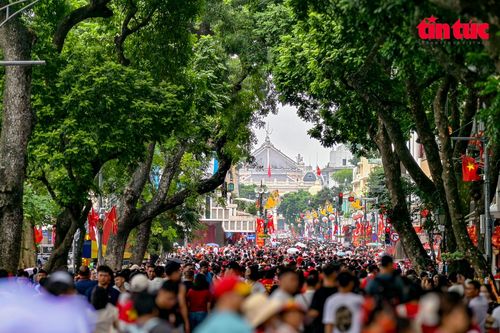 Phố đi bộ Hồ Gươm rợp cờ hoa, rợp người trong ngày nghỉ lễ 1/9
