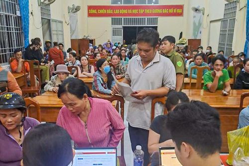 'Lì xì' Quốc khánh: Người dân Tân Ân ngập tràn niềm vui