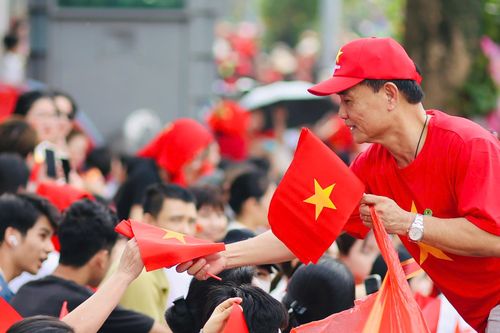 Những người dân yêu nước và tình cảm sẻ chia từ những lá cờ nhỏ
