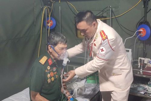 Sau khi được cấp cứu, nhiều cựu chiến binh không rời khán đài xem Lễ diễu binh, diễu hành