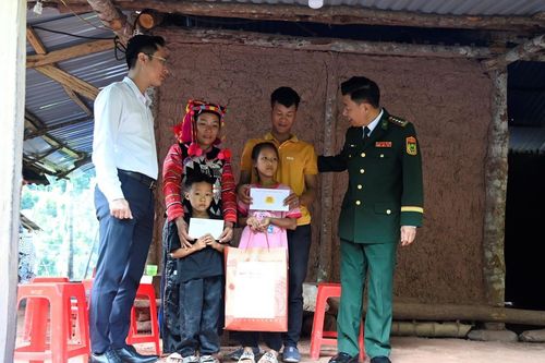 Tuổi trẻ BĐBP tỉnh Điện Biên tổ chức nhiều hoạt động chào mừng Quốc khánh tại xã biên giới Sín Thầu