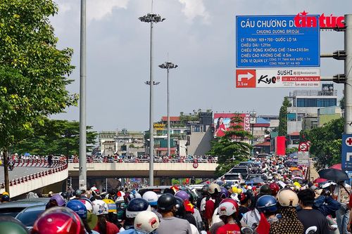Giao thông Hà Nội ùn tắc cục bộ sau Đại lễ A80