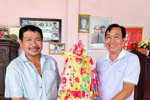 Thăm, tặng quà gia đình Anh hùng LLVT Nhân dân dịp 2/9