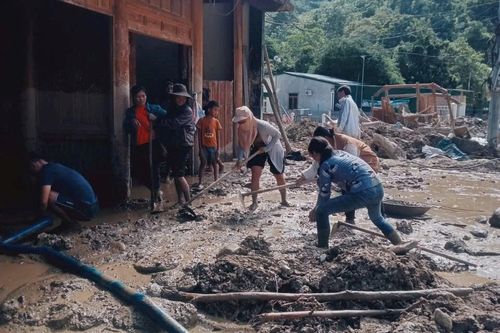 Người dân bản Na Mương (Lào) sang biên giới Nghệ An giúp khắc phục thiên tai