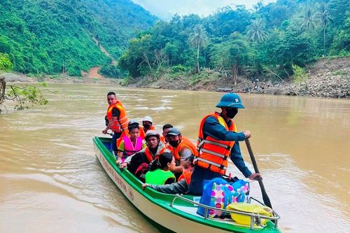 Lũ cuốn cầu treo, học sinh vùng cao chông chênh chuyến đò đến trường