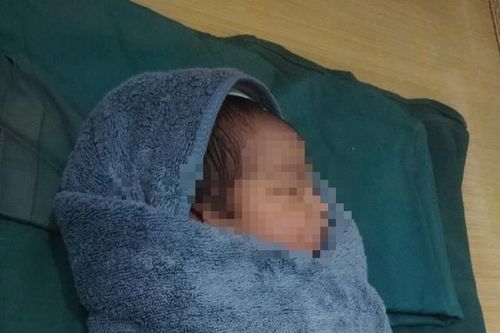 Bé sơ sinh bị bỏ rơi trước cổng trung tâm y tế