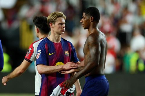 Barca nguy cơ mất trắng De Jong