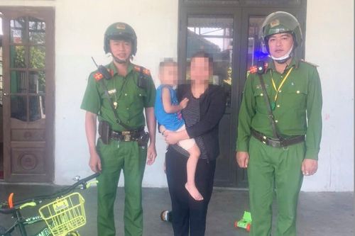 Công an Quảng Trị giúp bé trai 3 tuổi bị lạc tìm được người thân