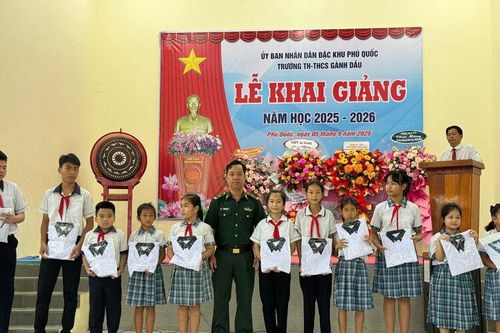 Cùng học sinh nghèo biên giới bước vào năm học mới
