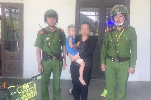 Công an phường Ba Đồn nhanh chóng tìm được gia đình cho bé trai đi lạc