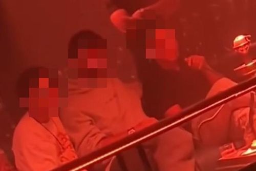Xôn xao clip streamer nổi tiếng hút shisha trong quán bar: Hành vi này có vi phạm pháp luật?