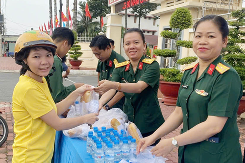 Ấm áp chương trình 'Bánh mì 0 đồng' hỗ trợ người dân khó khăn