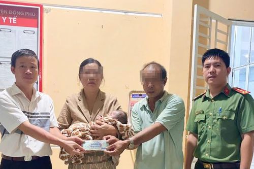 Người mẹ tâm thần bế con 2 tháng tuổi đi lang thang được Công an xã giúp đoàn tụ
