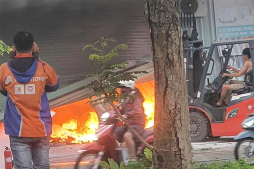 TP Hồ Chí Minh: Cháy lớn kho chứa hàng, thiêu rụi nhiều tài sản