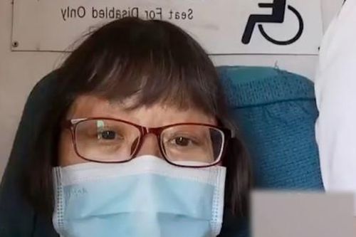 Người mẹ 50 tuổi đỗ cao học ngành Luật nhờ 30kg sách cũ của con trai thi trượt