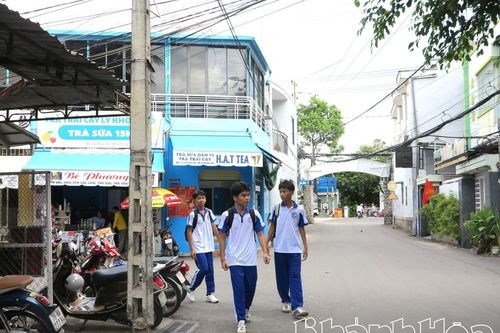 Trụ viễn thông trên đường Miếu Bà xuống cấp, không an toàn