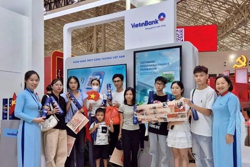 Nhận quà khi check-in gian hàng VietinBank tại Triển lãm thành tựu đất nước