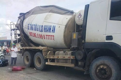 Xe máy va chạm xe trộn bê tông khiến người phụ nữ tử vong