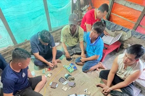 Bắt 8 đối tượng ở xã Phú Thiện để điều tra hành vi gá bạc và đánh bạc