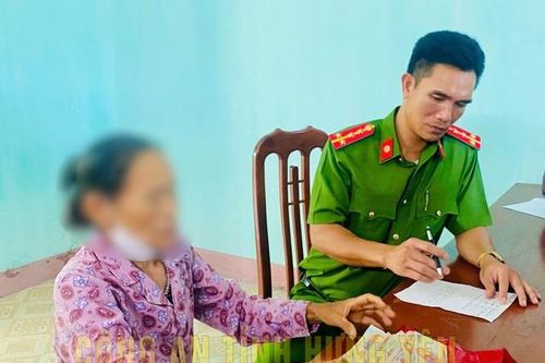 Dù được công an ngăn cản, cụ bà vẫn đòi chuyển tiền cho kẻ mạo danh