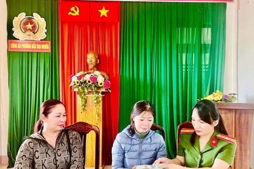 Rưng rưng nhận lại 100 triệu đánh rơi khi vừa vay của ngân hàng
