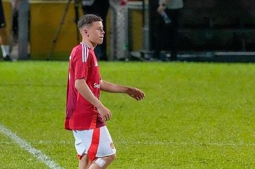Đốt cháy giai đoạn, con trai Rooney phải chống nạng