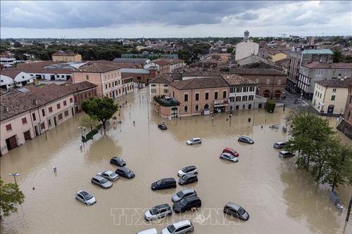 Mưa lớn gây lũ lụt, làm gián đoạn giao thông tại Italy