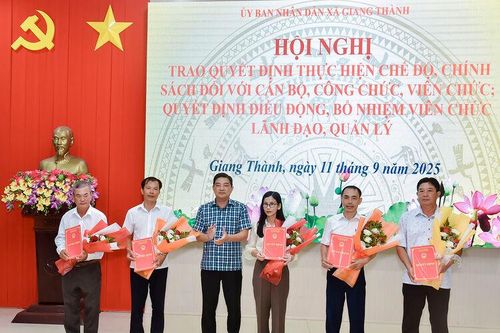 Xã Giang Thành trao quyết định nghỉ hưu, nghỉ thôi việc cho cán bộ, công chức, viên chức