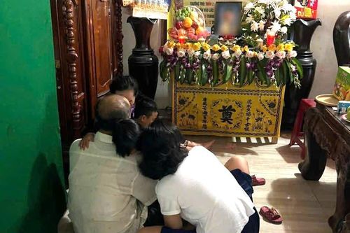 Xe vào trường chở rác tông chết 1 học sinh: Mẹ khóc nghẹn trước bàn thờ con trai