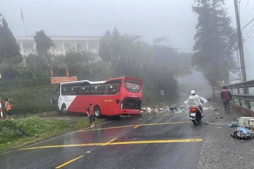 Xe khách chở 36 người mất phanh, lao vào taluy trước cổng trường học ở Lào Cai