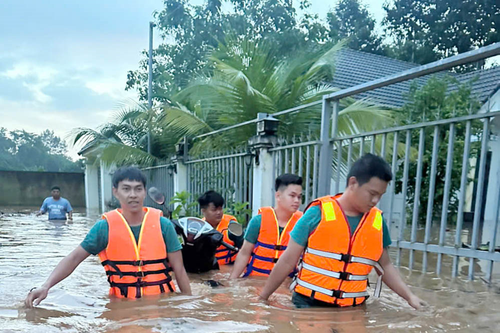 Bình An (Đồng Nai): Mưa ngập đến thắt lưng, bộ đội, dân quân xã khẩn trương giúp dân