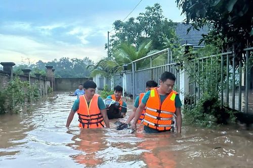 Nước ngập ngang người ở Đồng Nai