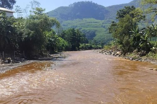 Suối Bắc (xã Châu Hồng - Nghệ An) nước đổi màu bất thường
