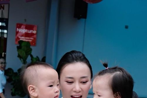 Cặp song sinh nhà Phương Oanh - Shark Bình đi học buổi đầu tiên đã 'sưng mắt'