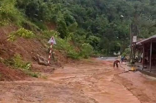 Lào Cai: Mưa lớn gây sạt lở, ngập úng đường vào Làng Nủ
