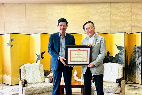 Trao tặng Kỷ niệm chương cho Thống đốc tỉnh Kanagawa